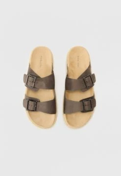 Pier One UNISEX - Mules - Olive 13 Pier One UNISEX - Mules - Olive -Stock X 70e2f071be6041b28720d4c43f0a8d39