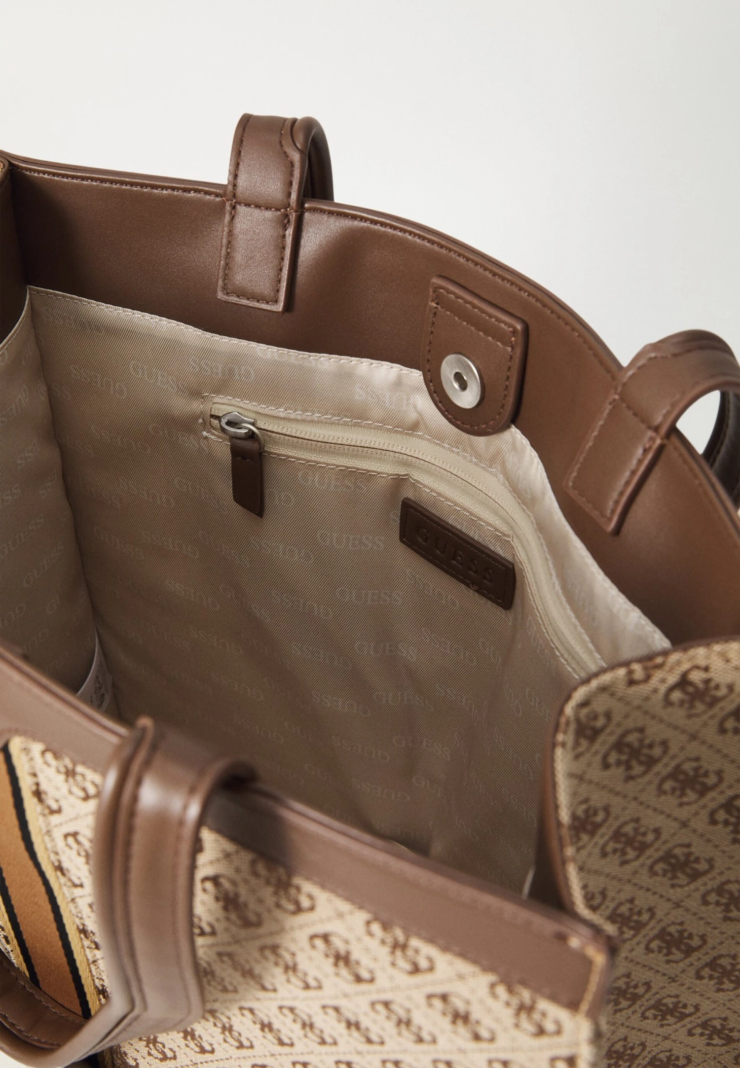 Guess MILANO TOTE - Tote Bag - Beige/brown 6 Guess MILANO TOTE - Tote Bag - Beige/brown - Image 4