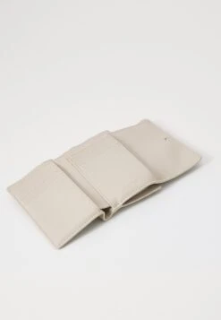 Calvin Klein MUST SMALL TRIFOLD ZIP - Wallet - Chateau -Stock X 7320780f38844e7a844da91afca37511