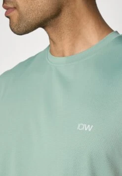 ICANIWILL STRIDE SLEEVELESS - Basic T-shirt - Light Moss -Stock X 7359888ae3b2492e8be78e34007493ae