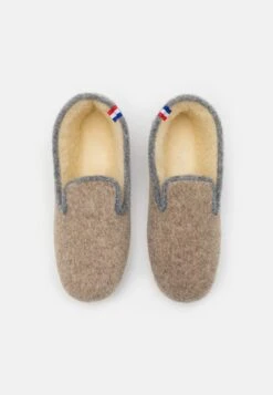 Traditional Unisex - Slippers - Sable/Gris -Stock X 7453eea8b0a444aaa51607d02161fe46