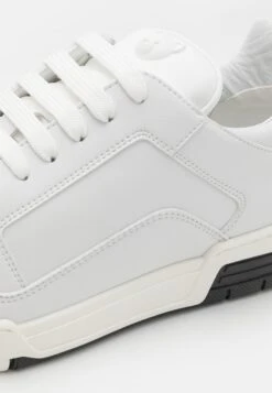 MOSCHINO Streetball - Trainers - Bianco -Stock X 75a6a780a5ab486e95569dbf69dd90ca