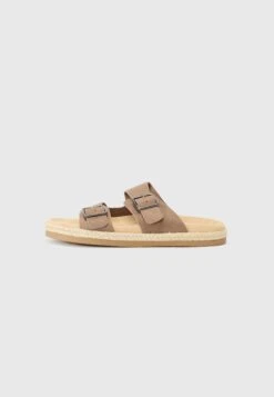 Pier One UNISEX - Mules - Olive 16 Pier One UNISEX - Mules - Olive -Stock X 79d1a02f83de46e7b2804b28ababe69f