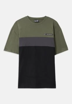 EA7 Emporio Armani TRAIN ATHLETIC TEE - Print T-shirt - Armani Blue 17 EA7 Emporio Armani TRAIN ATHLETIC TEE - Print T-shirt - Armani Blue -Stock X 7a1e56d0aaaf4786afe530d5f63496a6