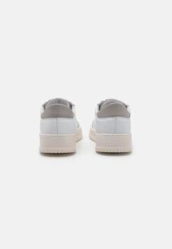 Valentino SATURNO - Trainers - White/ice -Stock X 7ad5b843c6934d8bae1db22f5be6a377