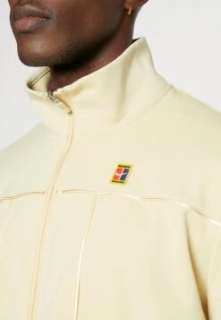 Nike Performance Heritage - Training Jacket - Team Gold -Stock X 7bd076873459480dbbe17425eff321e0