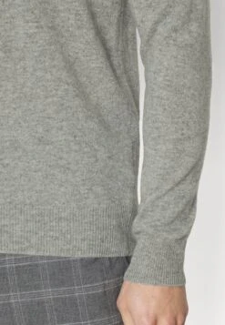 Jumper - Grey -Stock X 7d4e5ada8a494b849104ce40c3997702