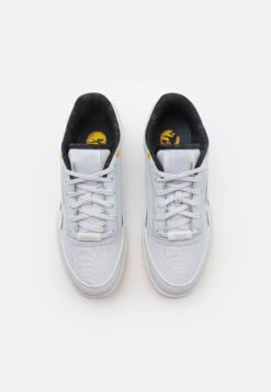 Reebok Classic Jurassic World Club Revenge Unisex - Trainers - Spirit White/Silver Metallic/Track Gold -Stock X 7d89eb203b81450b821c7b37c0837500