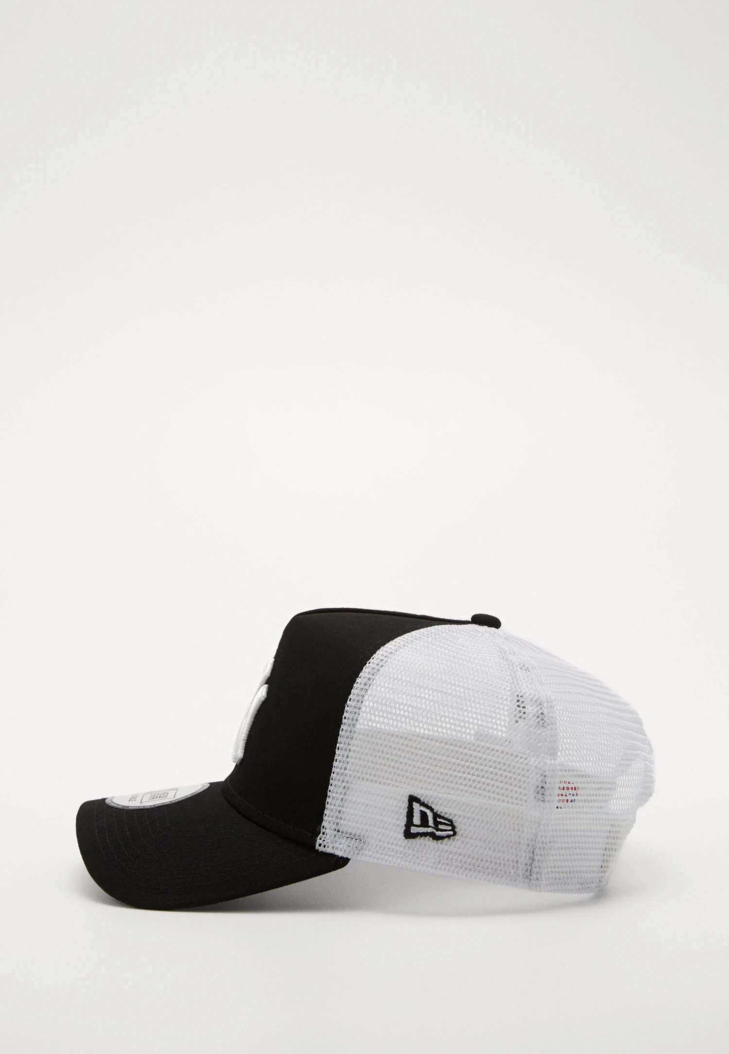 NEW ERA Clean Trucker Neyyan - Cap - Black/ White 7 NEW ERA Clean Trucker Neyyan - Cap - Black/ White - Image 5