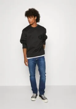 Calvin Klein Jeans Chenille Crew Neck - Sweatshirt - Ck Black -Stock X 80ecaef4033e4413aa8741c4288bc4f3