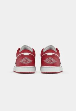AIR JORDAN 1 - Trainers - Summit White/varsity Red -Stock X 82c739eb22924ca7bf21e0ed4a6a7a58
