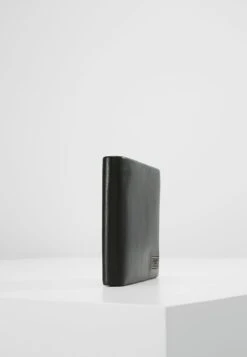 Guess New Boston- Wallet - Black -Stock X 856b19239c10451293dd040dea0f6023