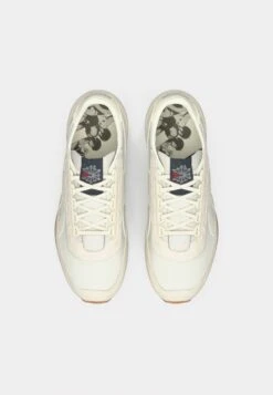 Reebok Classic CAMARGUE UNISEX - Trainers - Alabaster/barely Grey/chalk -Stock X 862b730b52c9463782bed0b48b9081be