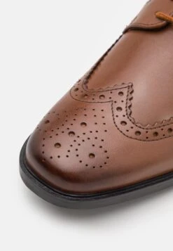 Clarks Howard Wing - Lace-Ups - Dark Tan -Stock X 895fdf930fc242a59376ae2957d3469a