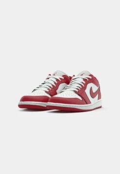 AIR JORDAN 1 - Trainers - Summit White/varsity Red -Stock X 896d5fd363454a319739c1584db49487