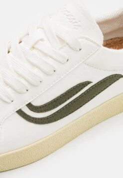 Genesis Helá Cornwaste Unisex - Trainers - White/Olive -Stock X 8ee4907bedad49ae8d5771caa6a301ec