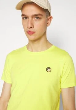 Wood Wood Vesterbro Badge Unisex - Basic T-Shirt - Lemonade/White/Morning Glory -Stock X 929b484df16541b587c6dbe8c8f93f53