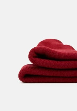 Champion Beanie - Dox -Stock X 993e8a10684843d09a7c204f6613b9c2