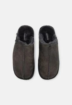 Shepherd HUGO - Slippers - Matt Black -Stock X 9a31202c70a84ebc83adc5d2b58af2cf