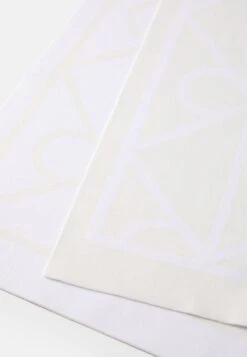 Calvin Klein EMBLEM SET - Beanie - White -Stock X 9ca94e0f5195488eb3d015ee91956657