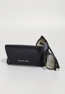 Michael Kors BIG BEND - Sunglasses - Olive Tortoise -Stock X a09ac0f7ad1e41fc9b5984176b6c5bf8