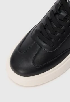 Guess PLAZA - Trainers - Black -Stock X a106c9dcff4249ecb84e2588e3b9f83f