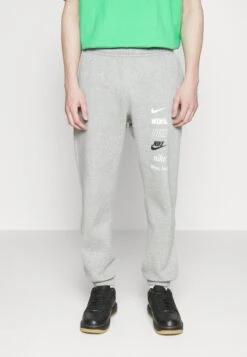 Nike Sportswear Club Logo - Tracksuit Bottoms - Dark Grey Heather 11 Nike Sportswear Club Logo - Tracksuit Bottoms - Dark Grey Heather -Stock X a4c1db4d6f8e4c768be566c9d79b5d6a