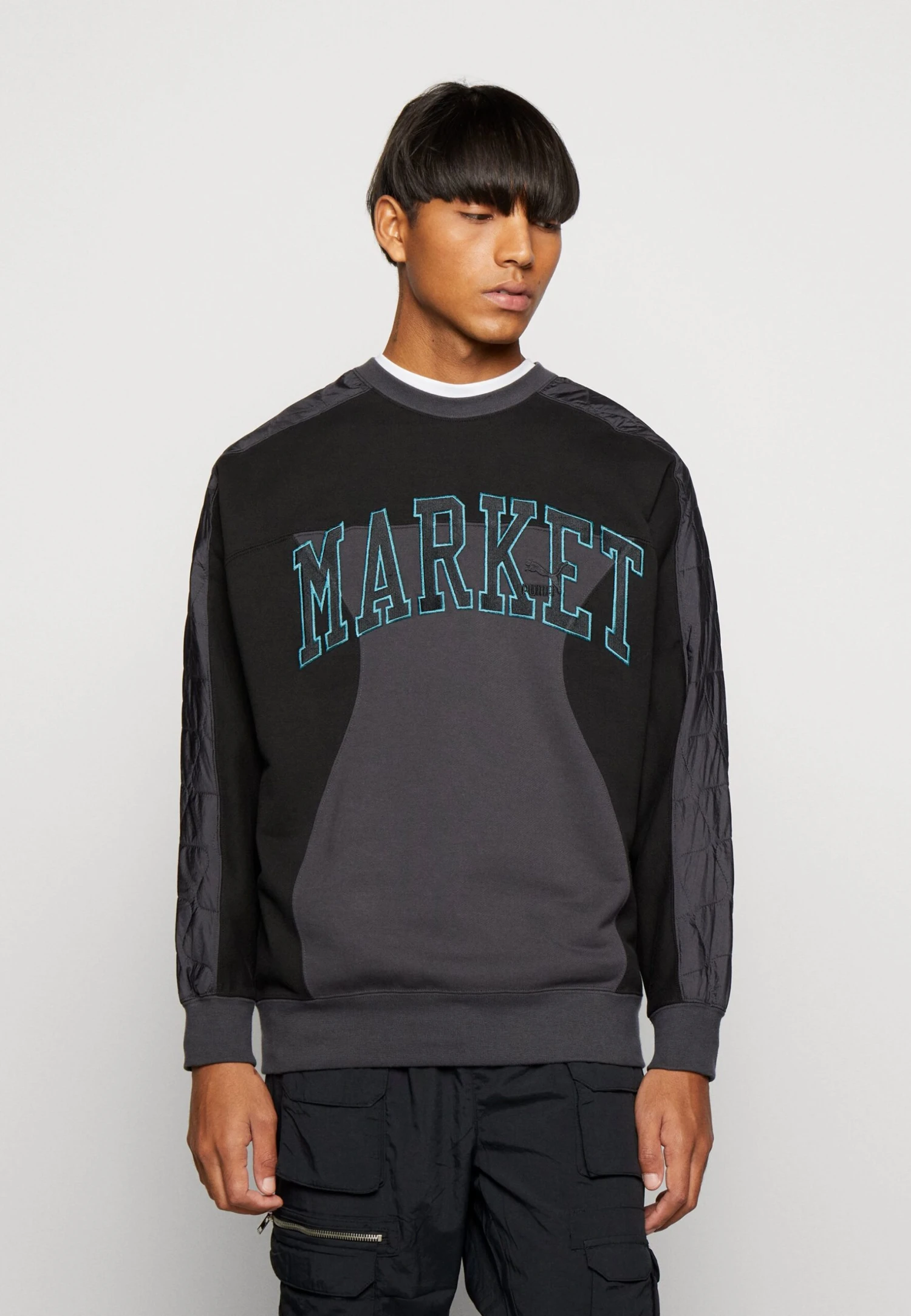 Puma Market Relaxed Crew - Sweatshirt - Phantom Black 3 Puma Market Relaxed Crew - Sweatshirt - Phantom Black
