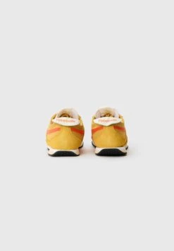 Reebok Classic R400 UNISEX - Trainers - Grit Gold-coloured/pump Orange/chalk -Stock X a60cda8461274251965e6be4f57cd9b1