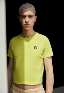 Wood Wood Vesterbro Badge Unisex - Basic T-Shirt - Lemonade/White/Morning Glory -Stock X a6706c6ce75a4b31b668562a0d506990