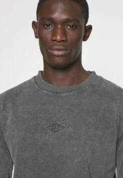 Han Kjøbenhavn Distressed Tee Long Sleeve Diamond - Sweatshirt - Dark Grey -Stock X a7aab58a2e834a8287cc12594238788a
