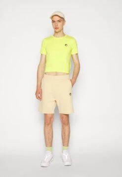 Wood Wood Vesterbro Badge Unisex - Basic T-Shirt - Lemonade/White/Morning Glory -Stock X a7bcac7f37644d4db35964936fa74a1e