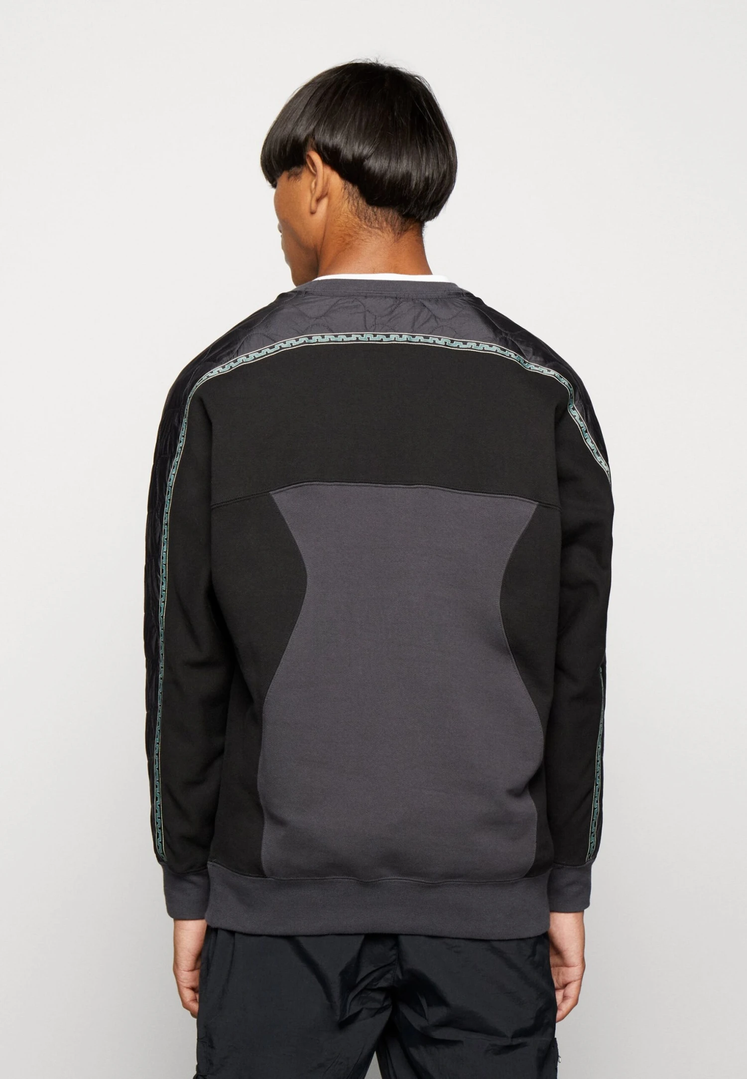 Puma Market Relaxed Crew - Sweatshirt - Phantom Black 5 Puma Market Relaxed Crew - Sweatshirt - Phantom Black - Image 3