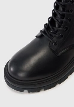 Guess GARDA - Lace-up Ankle Boots - Black -Stock X a9a699bc198744659116a1f5450ea1d1