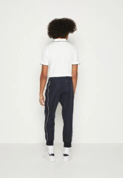 Armani Exchange Pantaloni - Tracksuit Bottoms - Deep Navy -Stock X ad4048a6a5ef4a1580544b8ff16f25aa