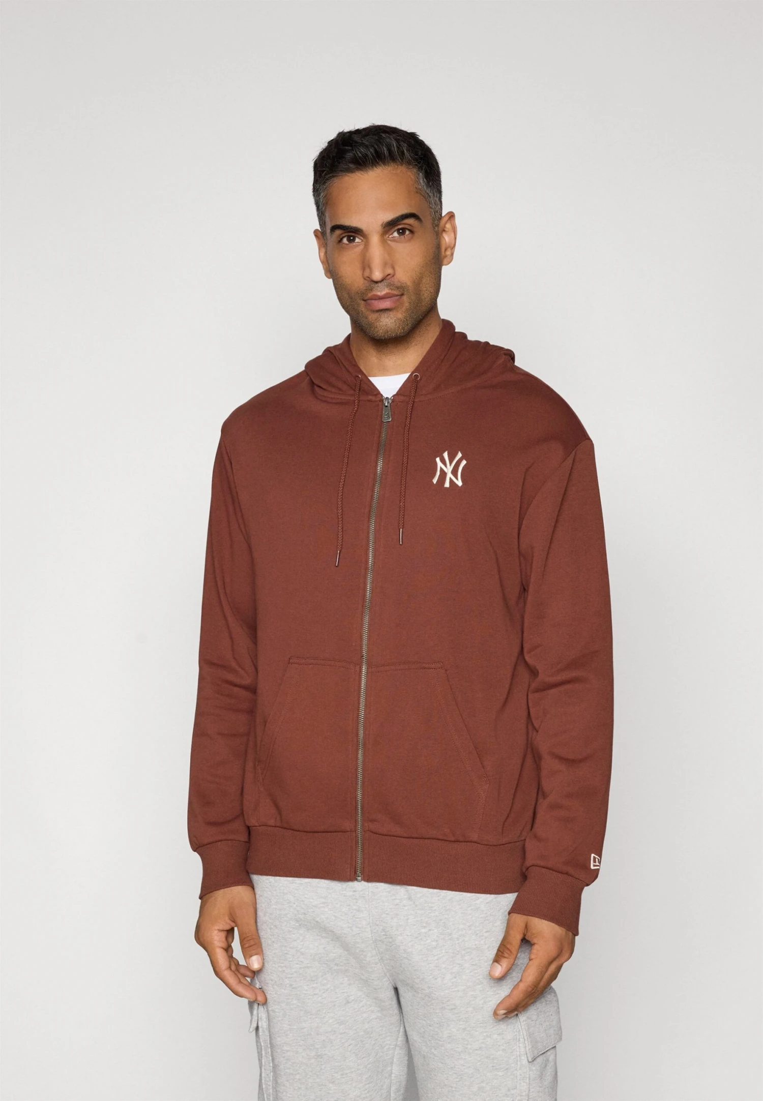 NEW ERA MLB NEW YORK YANKEES FULL ZIP HOODIE - Club Wear - Brown 3 NEW ERA MLB NEW YORK YANKEES FULL ZIP HOODIE - Club Wear - Brown