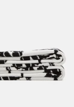 FIORUCCI Intarsia Angels Scarf Unisex - Scarf - Black -Stock X b061b0831e864feea8fd8d4ab773e0e9