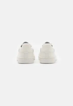 Lacoste Court - Trainers - Offwhite -Stock X b50e7c054cfb4e0f8007c6f2433f7570