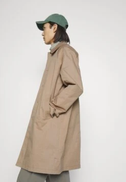 Les Deux Nathan Coat - Trenchcoat - Desert Taupe -Stock X b73954a3377e48ee9cb90b940d521034