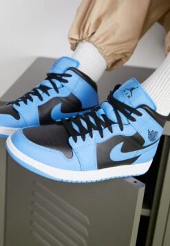 AIR JORDAN 1 MID - High-top Trainers - Sail/midnight Green/pure Platinum-coloured/redstone -Stock X b8f73b767d504578bb77d8eb624a2593