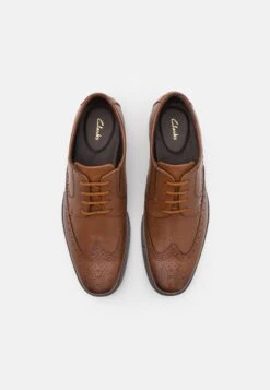 Clarks Howard Wing - Lace-Ups - Dark Tan -Stock X bac0a996ee5d4d8f835e3c641aff1bbe