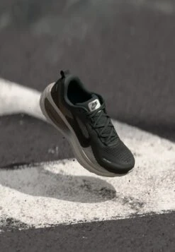 Nike Performance VOMERO 18 - Road Running Shoes - Med Ash/black/college Grey/pale Ivory/cave Stone