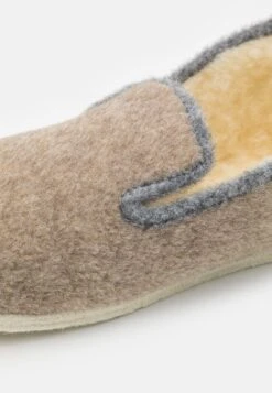 Traditional Unisex - Slippers - Sable/Gris -Stock X c256c4672a454091b99f890c3bca7ab1