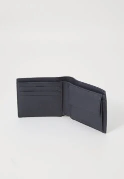Lacoste MONEY PIECES SET - Business Card Holder - Marine 14 Lacoste MONEY PIECES SET - Business Card Holder - Marine -Stock X c2859e783653494c8cf07ac4eb7ad056