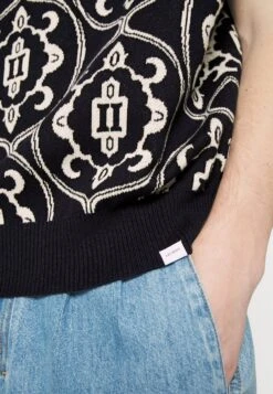 Les Deux Ornament Intarsia Slipover - Jumper - Dark Navy/Ivory -Stock X c7ba9ad4a0cc4d4b827082e4f5688282