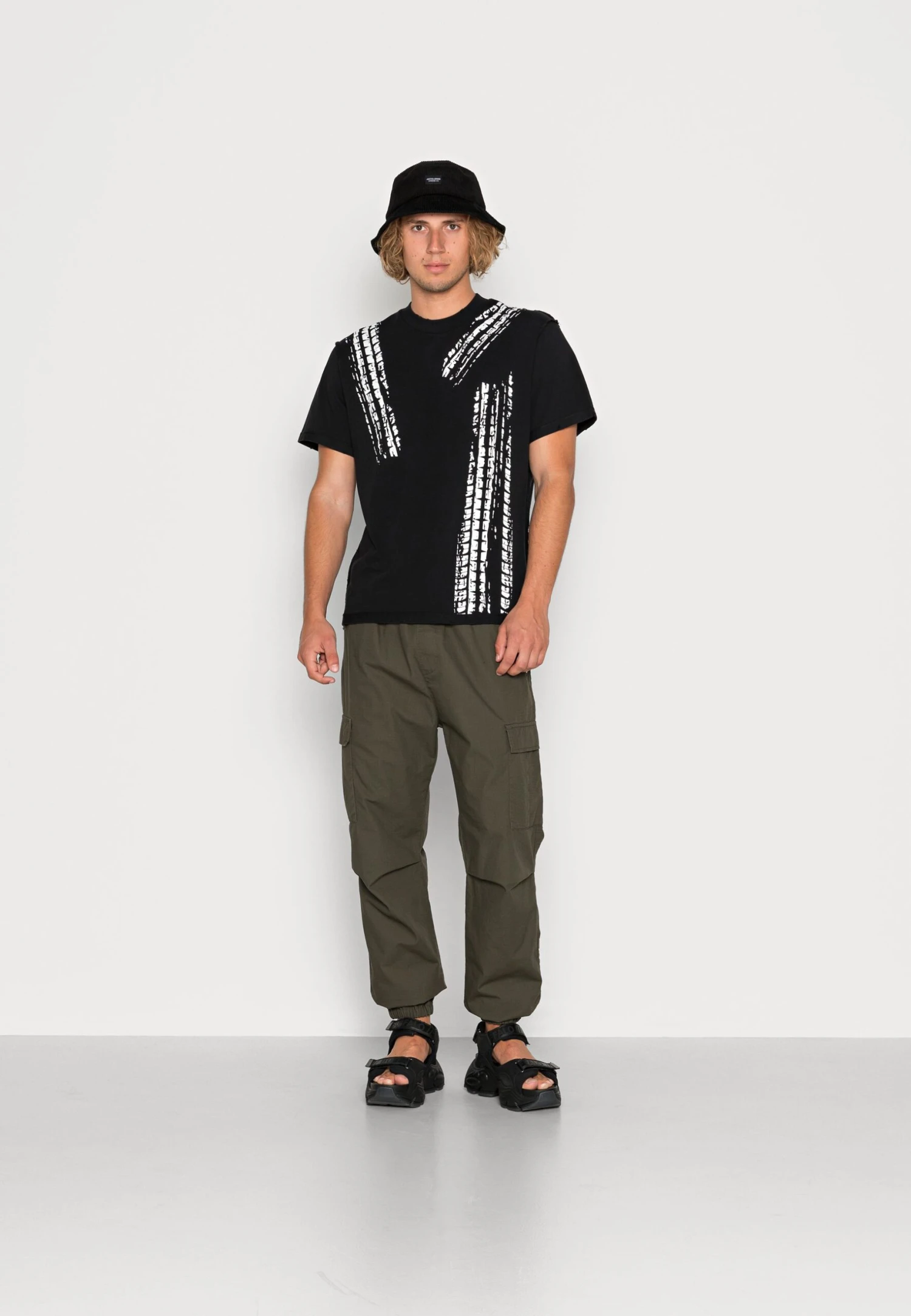 Jaded London Tyre Print - Print T-Shirt - Black 4 Jaded London Tyre Print - Print T-Shirt - Black - Image 2