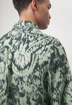 Holzweiler Wiki Print Shirt - Shirt - Green Mix -Stock X cbad752762ae4d9da50dca1885f520d7