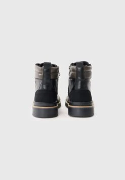 Wrangler NEVADA MEN HIGH - Lace-up Ankle Boots - Black -Stock X cd08eef26bf6454b9cba782bd9b3ee18