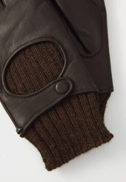 SNOWY - Gloves - Tmoka -Stock X ce986bcbb4d740c18f81c414f201e17f