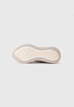 Nike Performance VOMERO PLUS - Road Running Shoes - Grey/silver-coloured/off White -Stock X cf4c4d1c524f496493651ee5aeea64f7